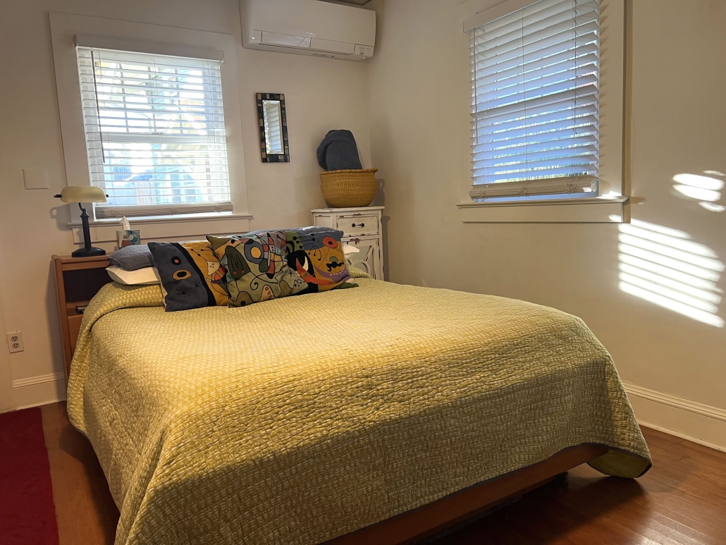 Ashland MIro Airbnb Queen